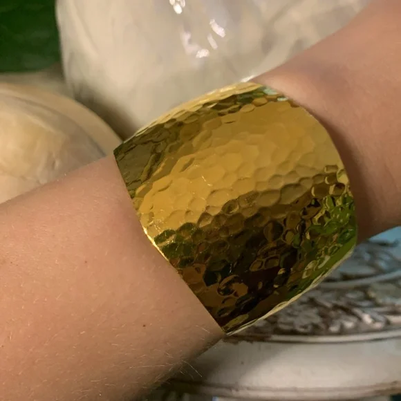 Vintage Avon Hammered Gold Cuff Bracelet - Picture 7 of 8